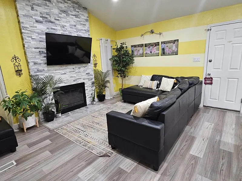 4 bed, 1959 sqft, $4,450 — Photo 2