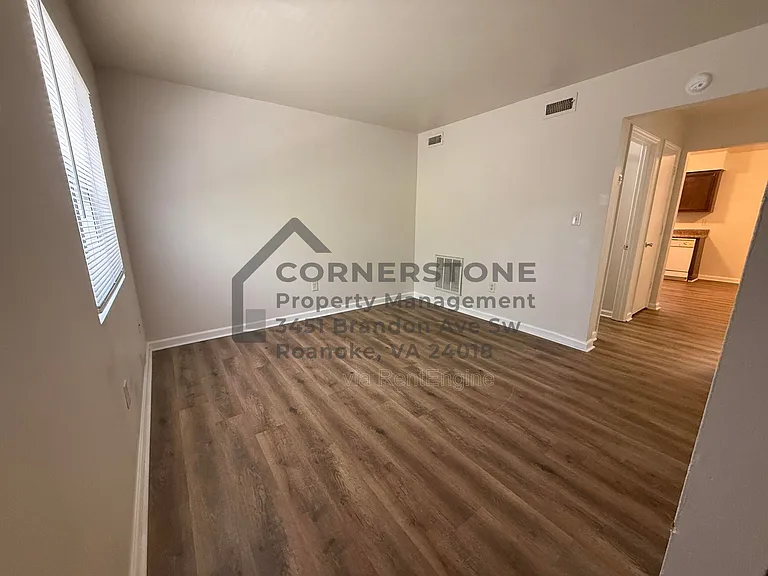 106 Lee Ave NE #3 — Photo 2