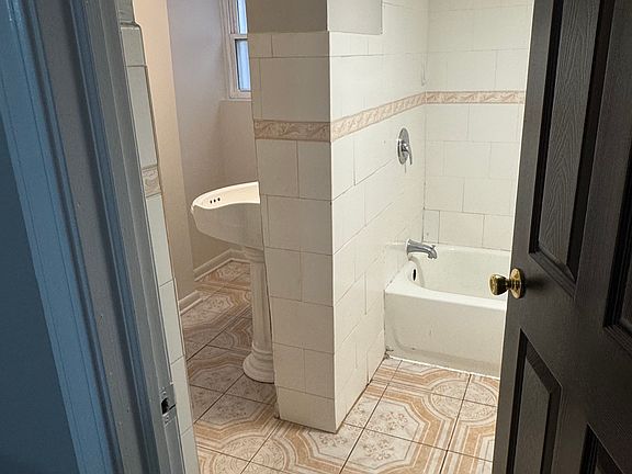 5th image of 6120 N Francisco Ave