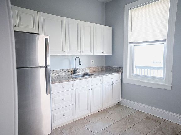 2nd image of 1055 Washington St #4