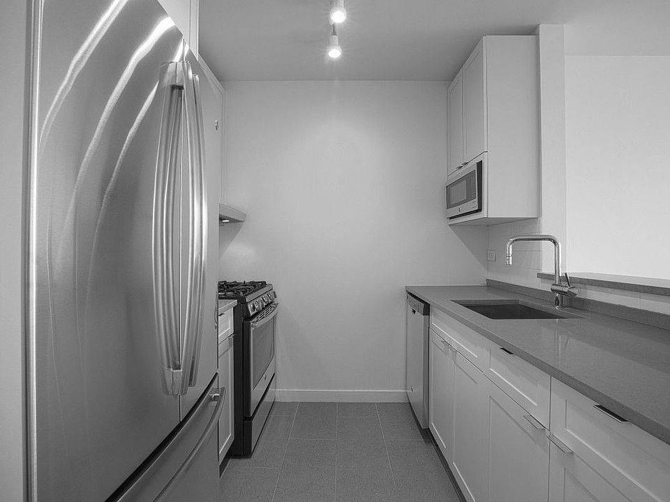 2nd image of 400 W 43rd St APT 38C