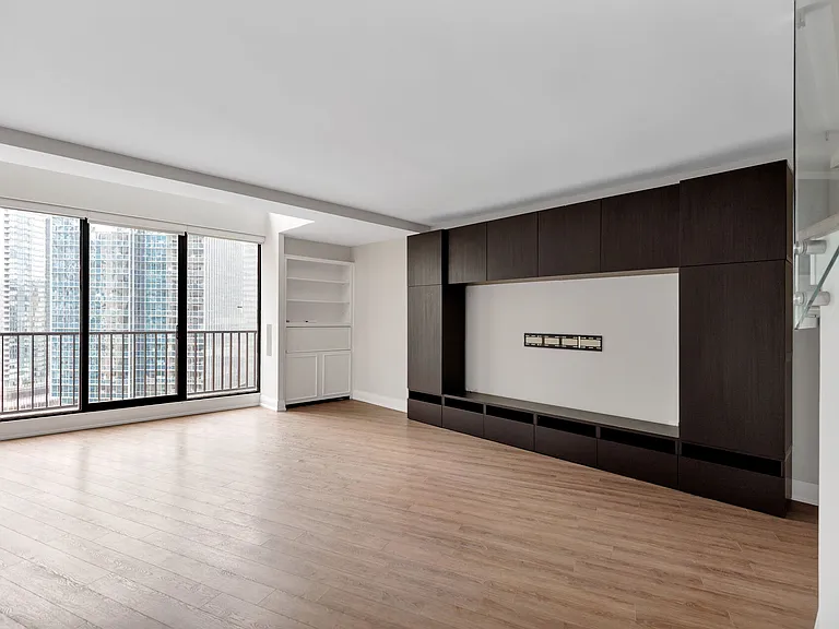 33 Harbour Sq #2208 — Photo 9