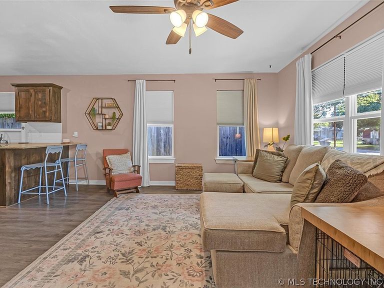 Listing photo 5
