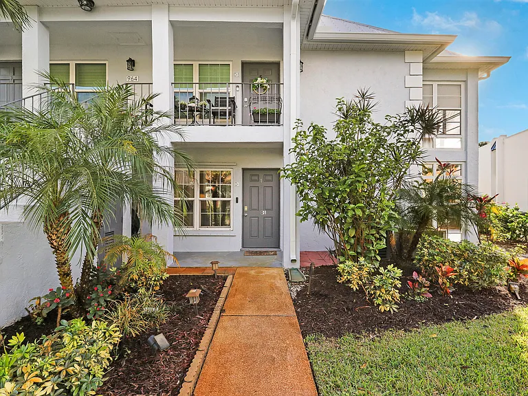 964 NW Spruce Ridge Dr #D1 — Photo 2
