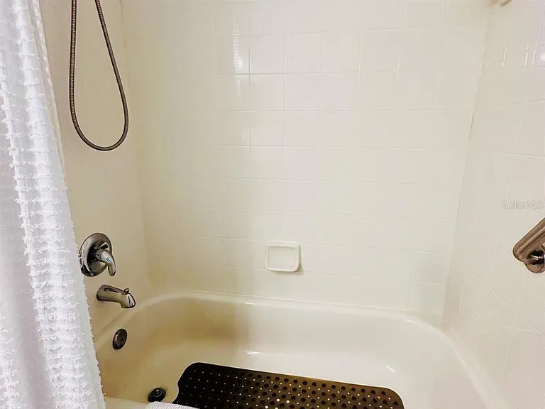 24900 Oakhaven Ct — Photo 21