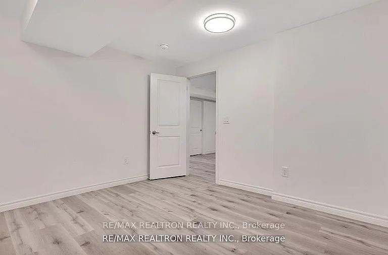 4 Oceanpearl Cres — Photo 8
