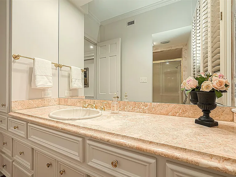 983 S Post Oak Ln — Photo 40