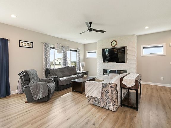 3rd image of 995 8th St