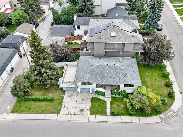 1735 N 38th Ave SW, Calgary, AB T2T 2K3