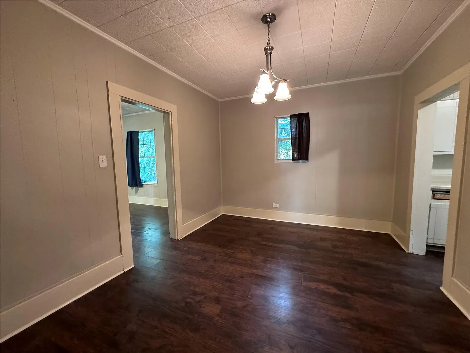2 bed, 1.0 bath, 932 sqft, $1,395 — Photo 2