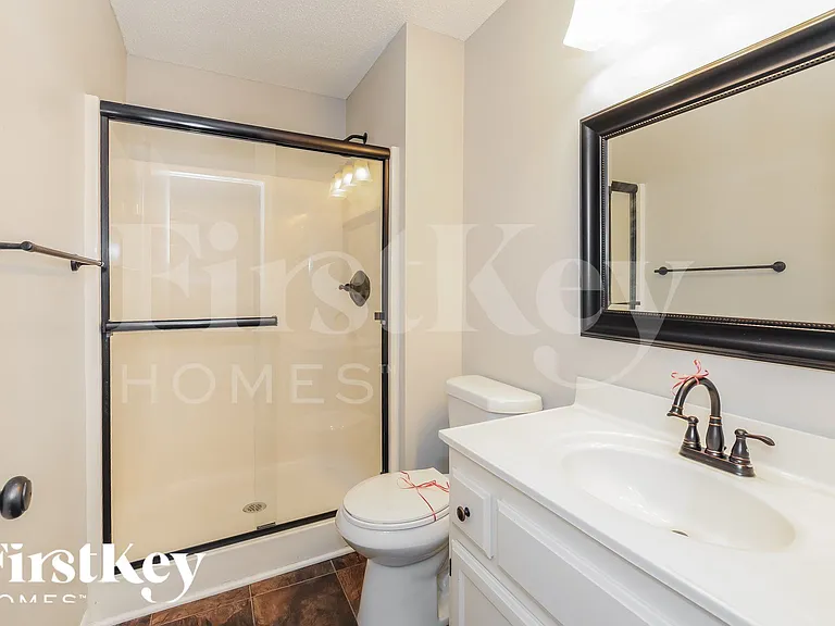 808 E 15th St — Photo 9