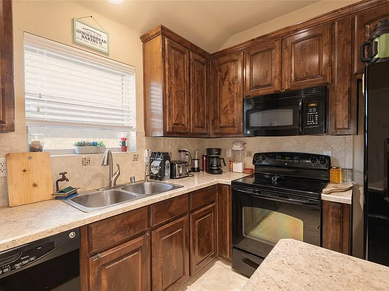 2133 Colby Ln — Photo 30