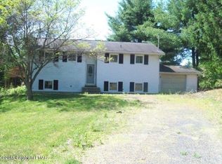 16 Fawn Cir, Gilbert, PA 18331