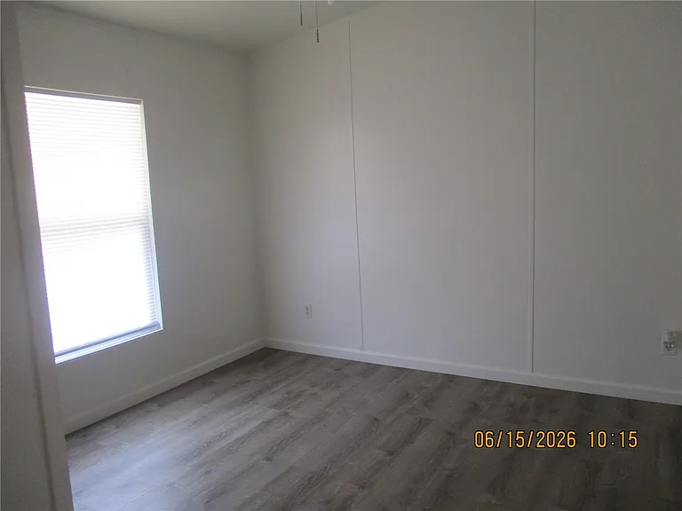 569 Harbor Dr — Photo 10