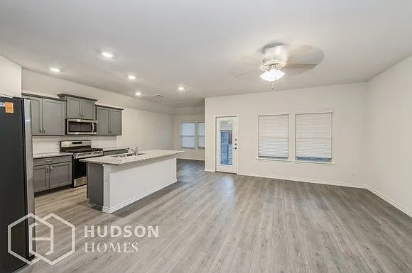 3 bed, 2.0 bath, 1626 sqft, $2,190 — Photo 3