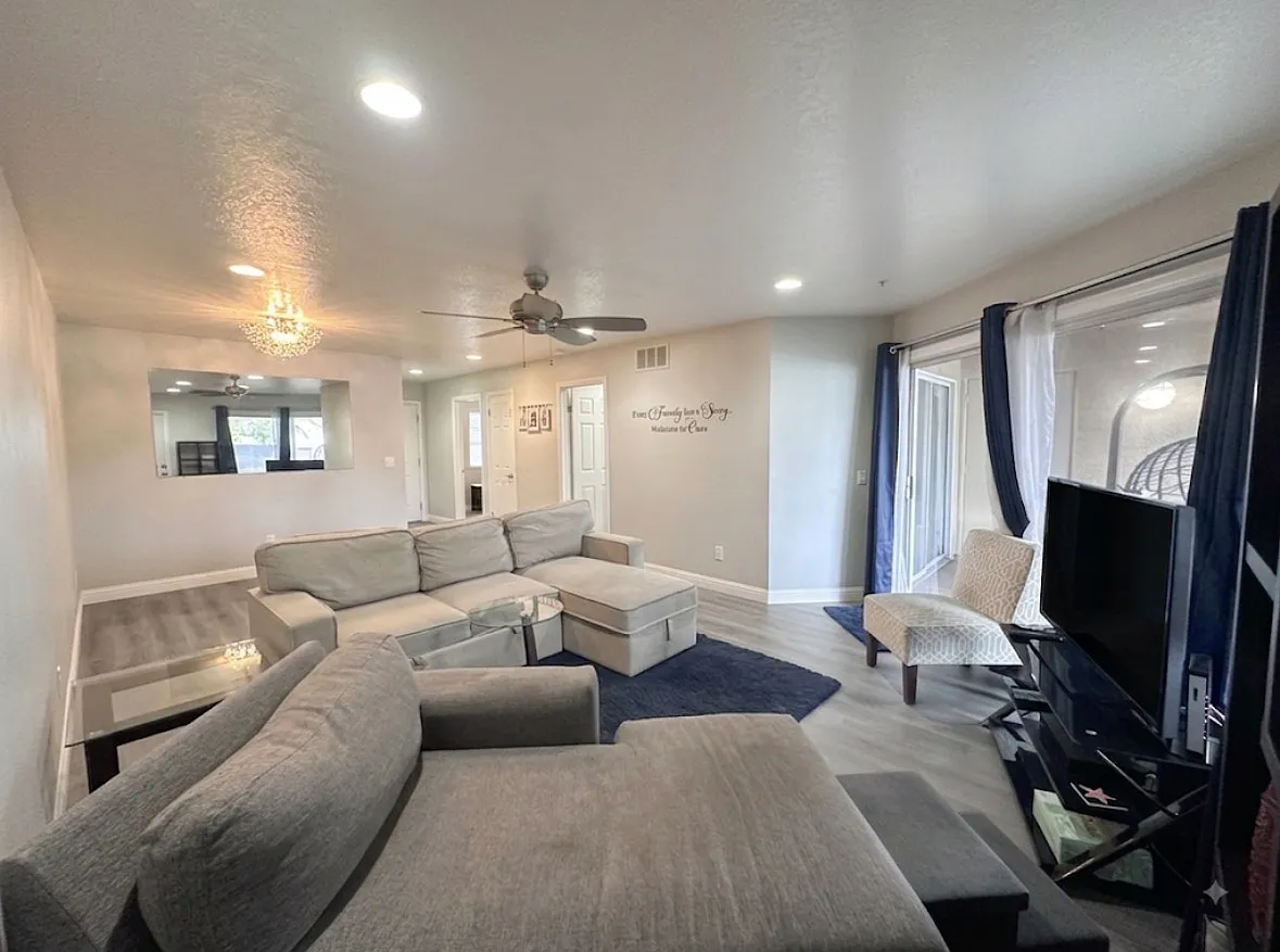 2 bed, 1040 sqft, $4,500 — Photo 4