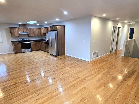 5th image of 9424 37th Ave S #A