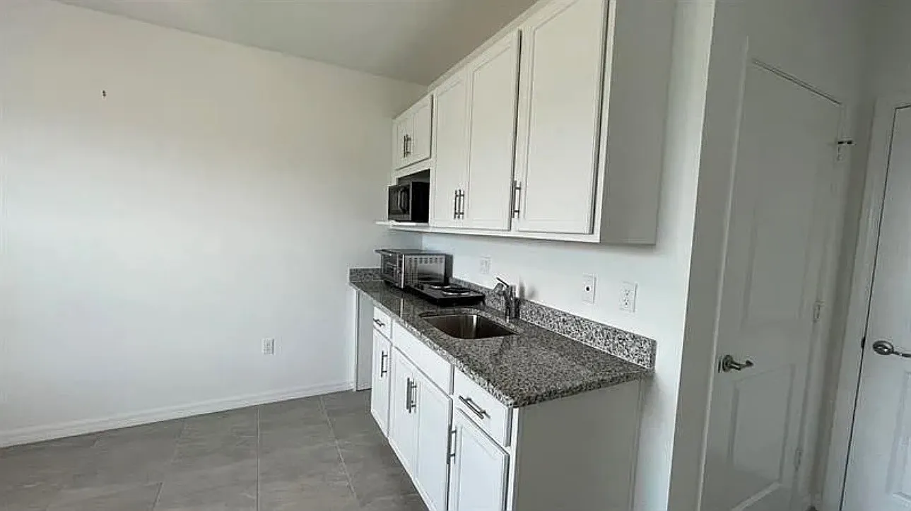 1 bed, 500 sqft, $1,300 — Photo 4