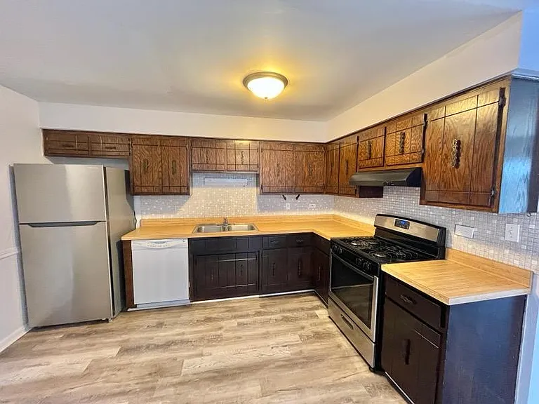 10604 Oak Tree Dr — Photo 2