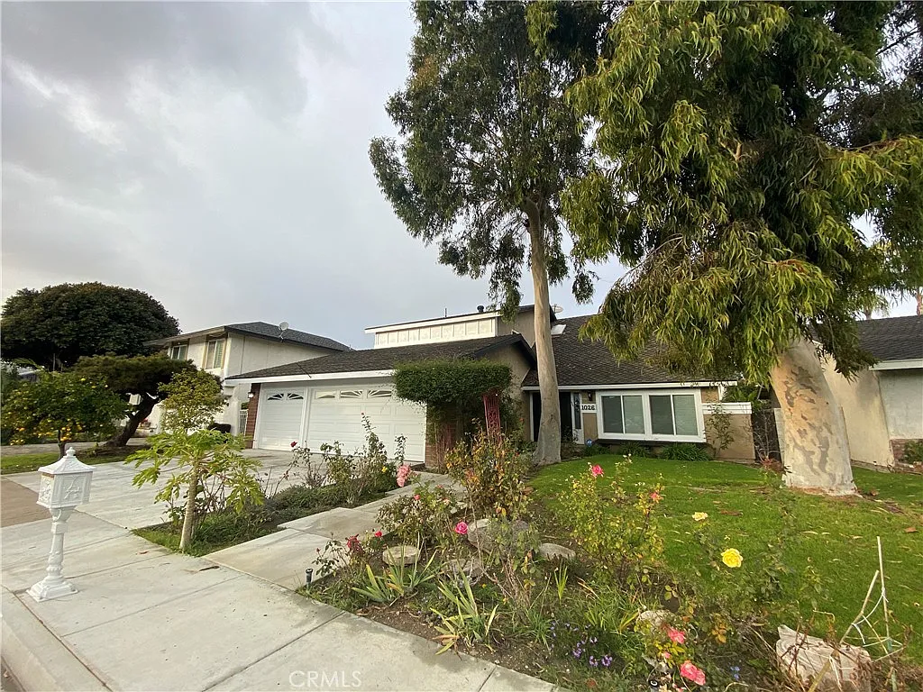 5 bed, 3020 sqft, $6,495 — Photo 3