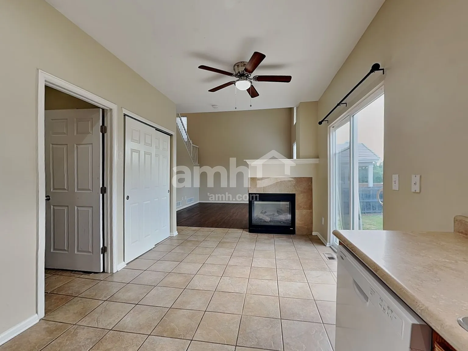 3 bed, 2.5 bath, 1421 sqft, $2,595 — Photo 4