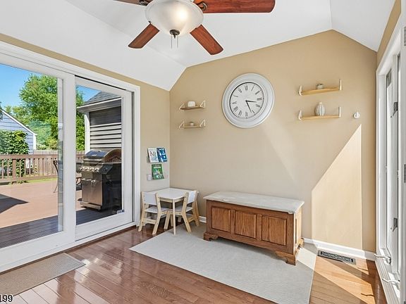 5th image of 2556 Mountain Ave
