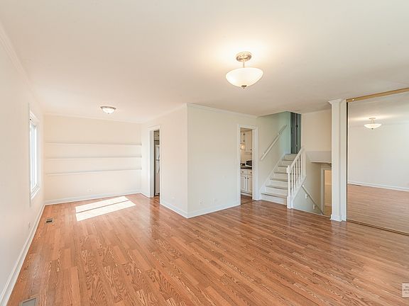 5th image of 2S746 Winchester Cir W Unit 1