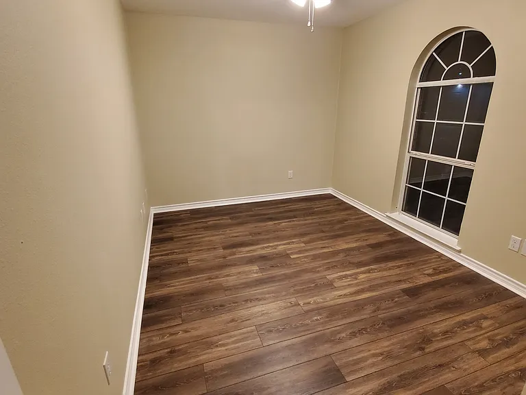 1604 Medina Dr — Photo 4
