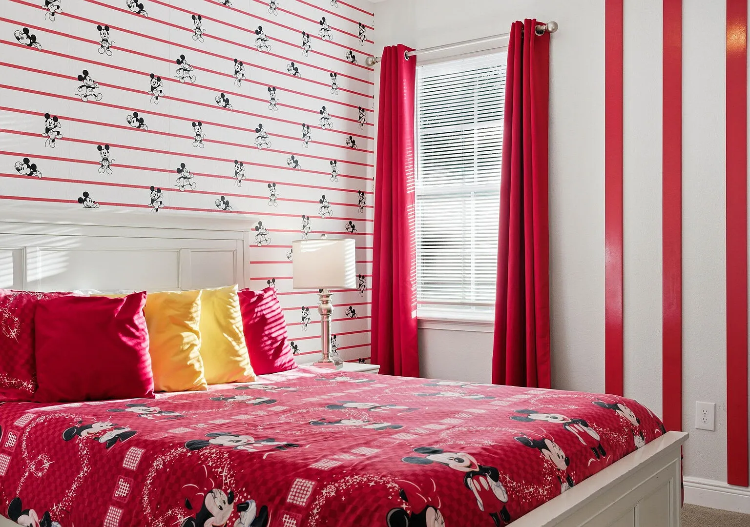 Family 5BR Retreat with Pool and Themed Bedrooms — Photo 4