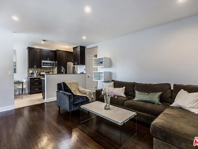 4409 Irvine Ave — Photo 2