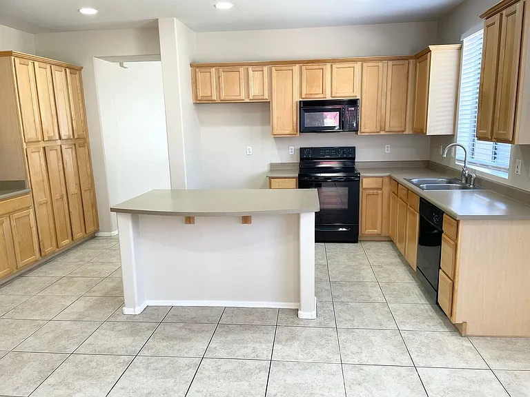 3720 W Rushmore Dr — Photo 9