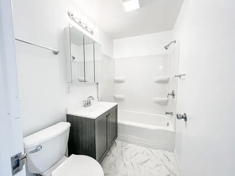 410 S Westlawn Ave — Photo 5
