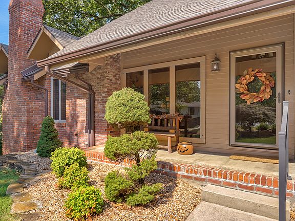 3rd image of 5103 Colonial Circle