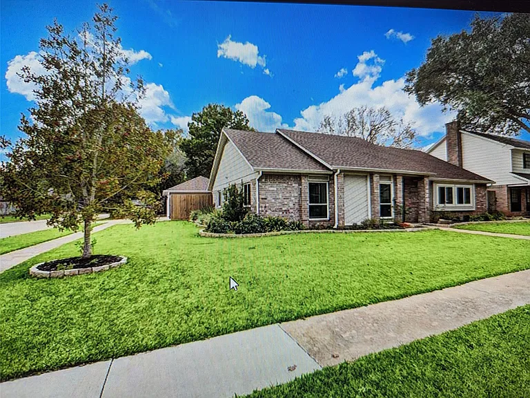 2826 Edgewood Dr — Photo 2