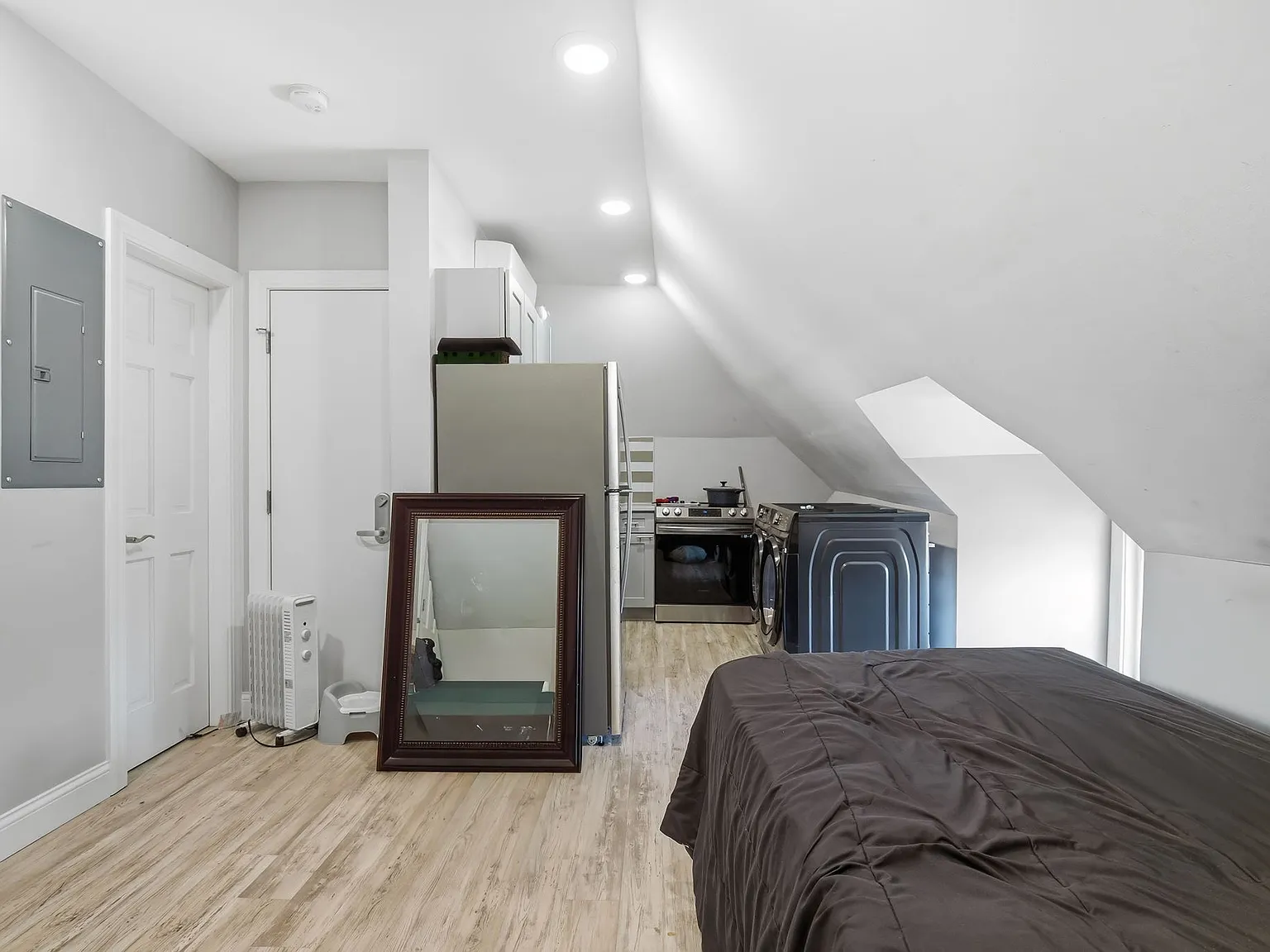 Studio, 400 sqft, $890 — Photo 2