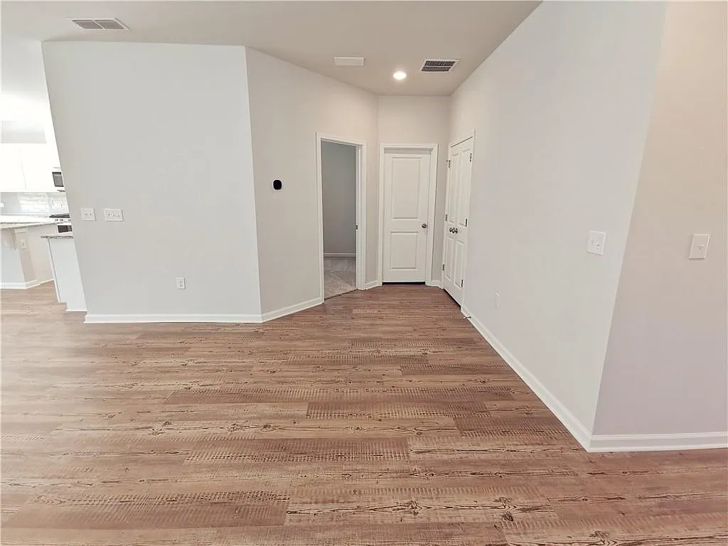 5 bed, 3.0 bath, 2540 sqft, $2,690 — Photo 4