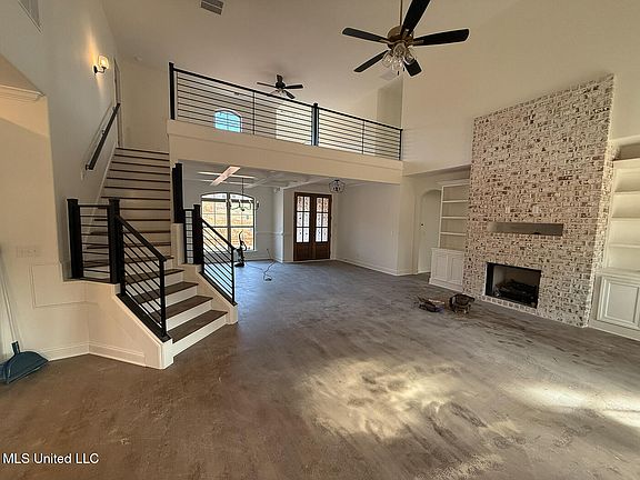 3rd image of 389 Poplar Ln