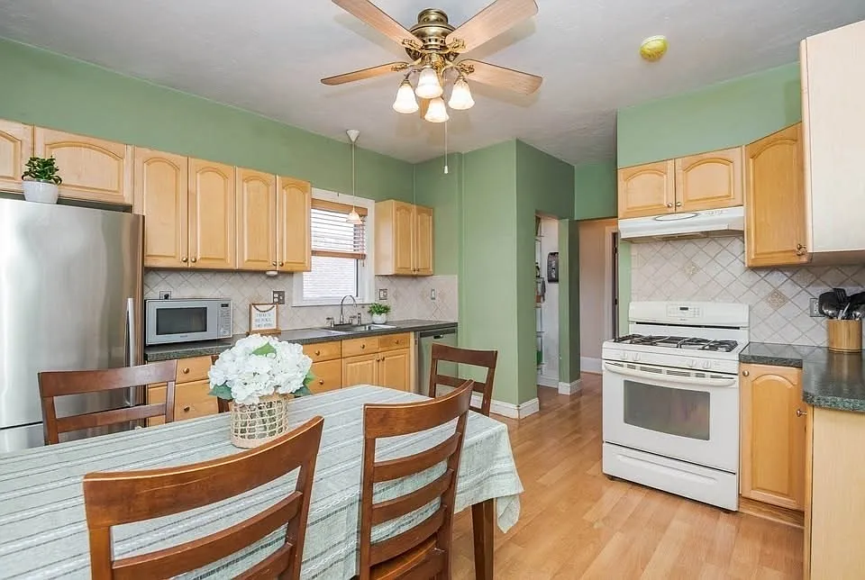 17 Dyer Ave #2