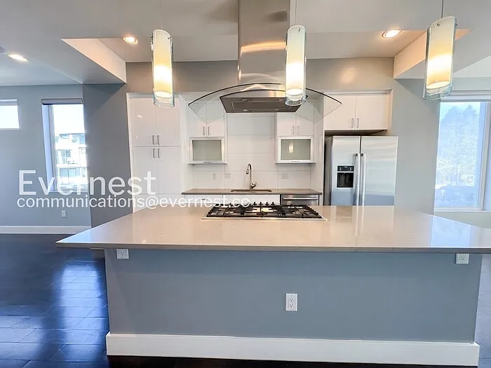 3 bed, 3.0 bath, 2350 sqft, $4,645 — Photo 4