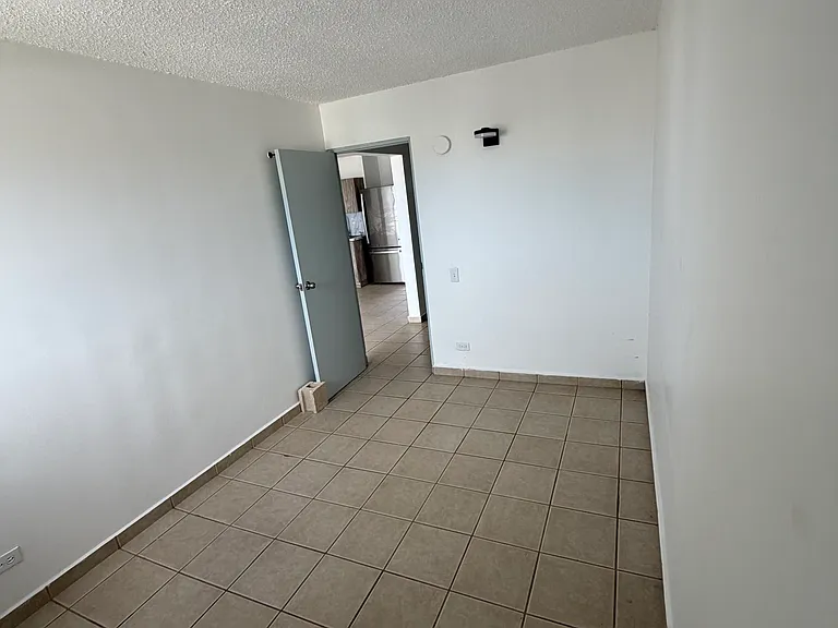 1050 Las Palmas Ave — Photo 7