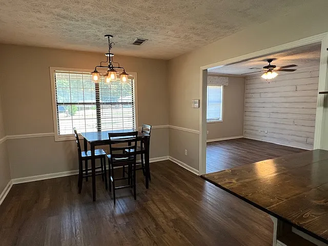 Dining Area (Table/chairs included)