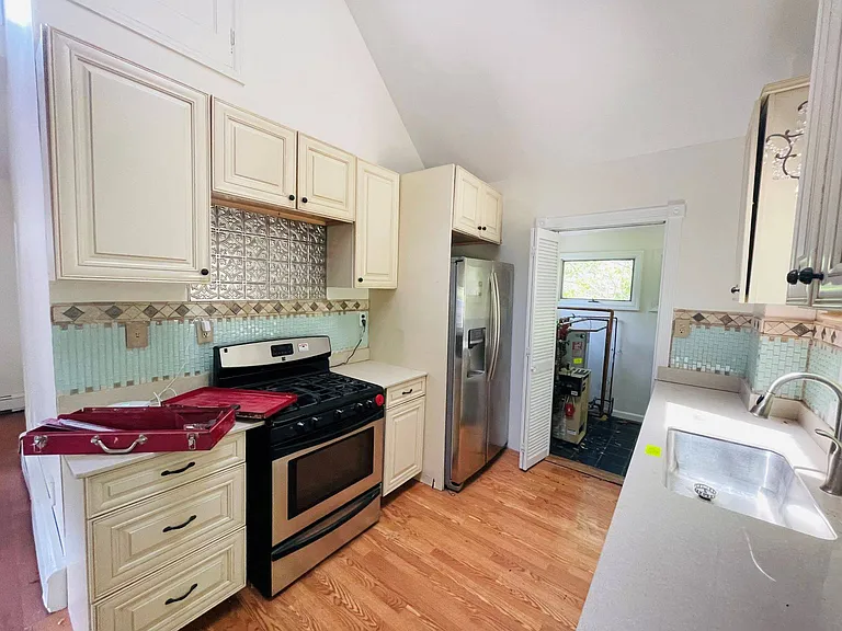 16 Herb Hill Rd — Photo 3