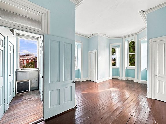 32nd image of 904 Juliana St