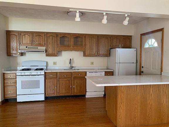 spacious, fully outfitted kitchen!