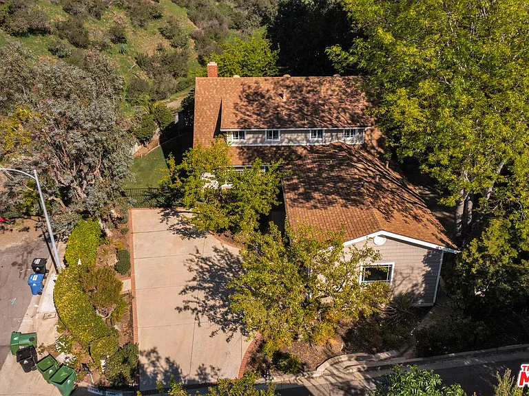 1758 Clear View Dr — Photo 3