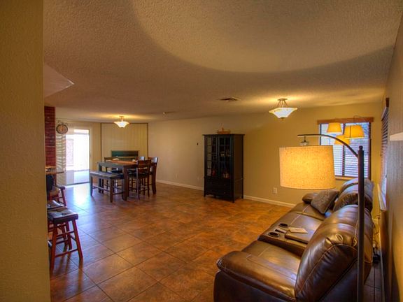 HDR-Rae-1406 W Los Arboles pl-livingroom