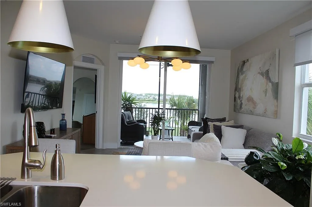 3 bed, 2.0 bath, 1301 sqft, $4,950 — Photo 4