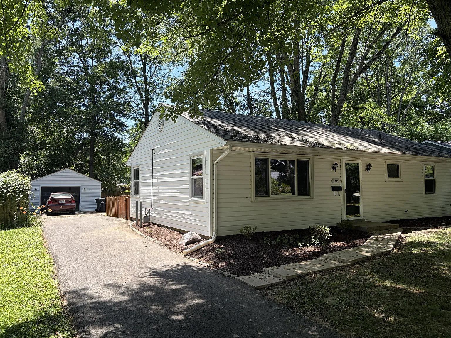 3 bed, 1040 sqft, $1,650 — Photo 2