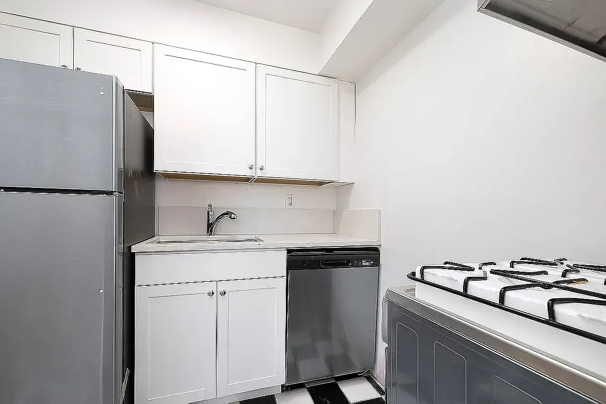 154 West 70th Street — Photo 3