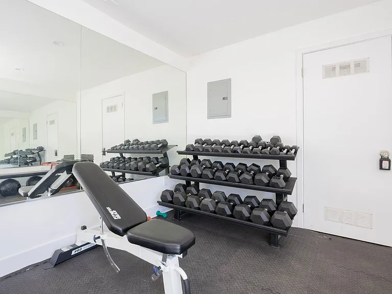 5807 Laurel Canyon Blvd — Photo 10